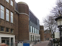 847707 Gezicht op de achtergevel van Bibliotheek Neude (voormalige Hoofdpostkantoor, Neude 11) te Utrecht aan de ...